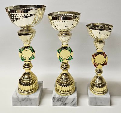 3er-Pokalset „Juno“ mit goldfarbenen Pokalen, strukturierter Schale, Marmorsockel und Mittelteil in Gold/Grün bzw. Gold/Rot, 