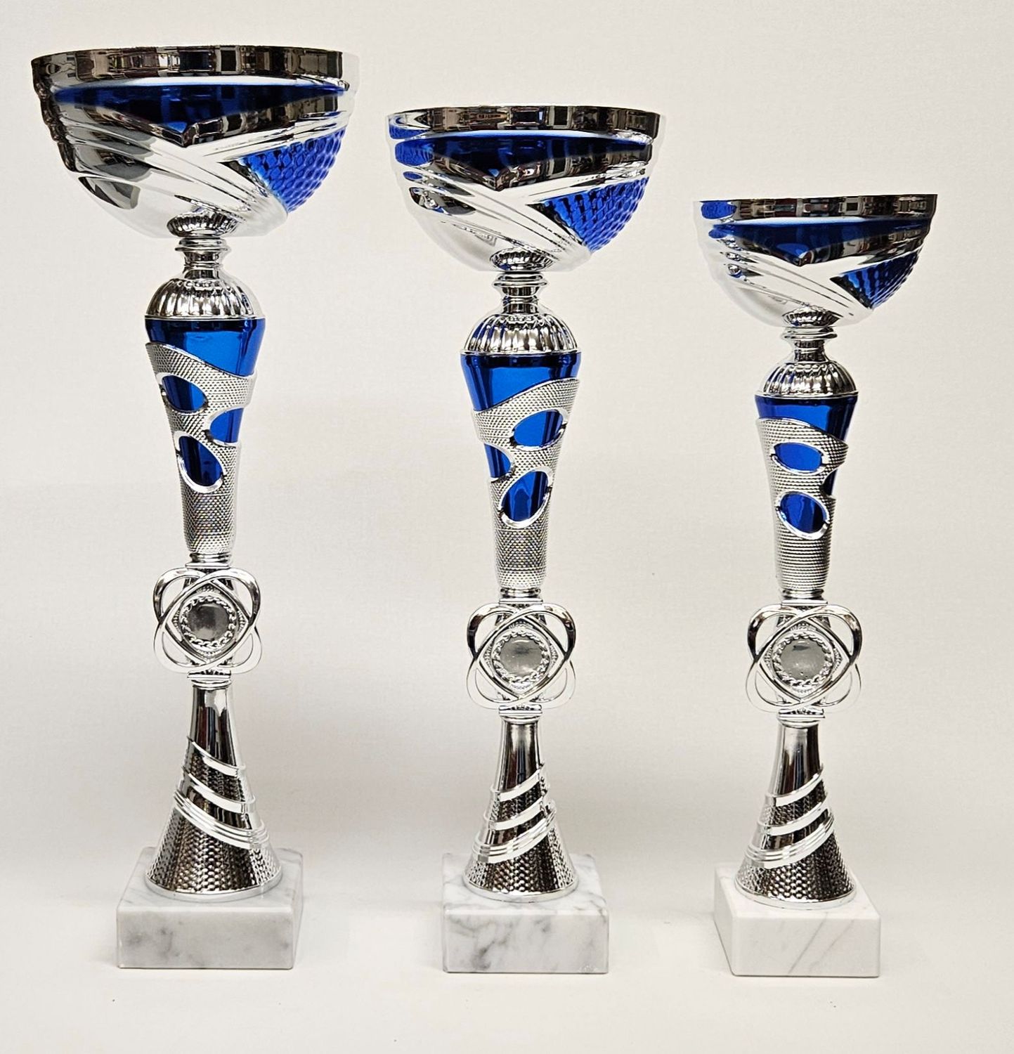3er-Pokalset „Noel“ mit moderner Schale in Silber-Blau-Optik, blauem Designeinsatz, schlankem Mittelteil mit Emblemhalter und
