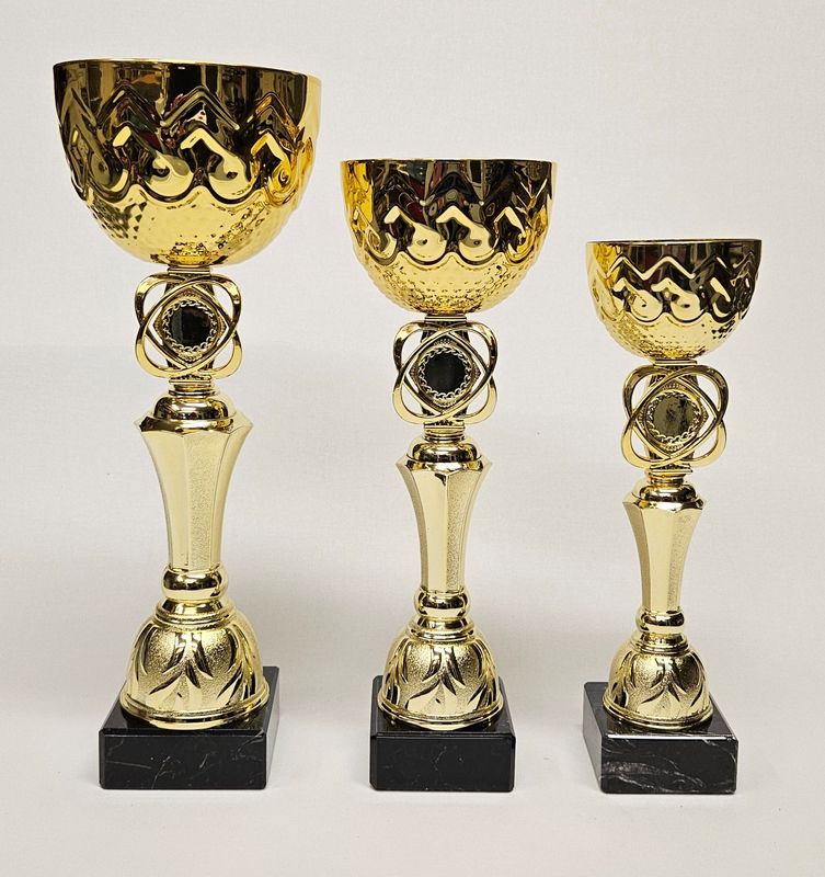 Pokal-Set „Dennis“ in Gold mit strukturierter Schale, Ziermittelteil und schwarzem Marmorsockel, drei Größen