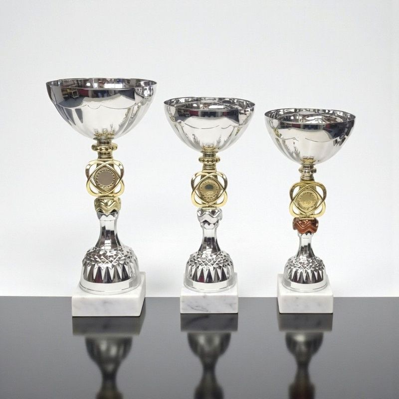 Pokal „Stuben“ im 3er-Set mit silberfarbenen Schalen, dekorativem Mittelteil mit rundem Emblemträger, strukturierter Säule un