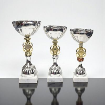 Pokal Pokal „Stuben“ im 3er-Set mit silberfarbenen Schalen, dekorativem Mittelteil mit rundem Emblemträger, strukturierter Säule un