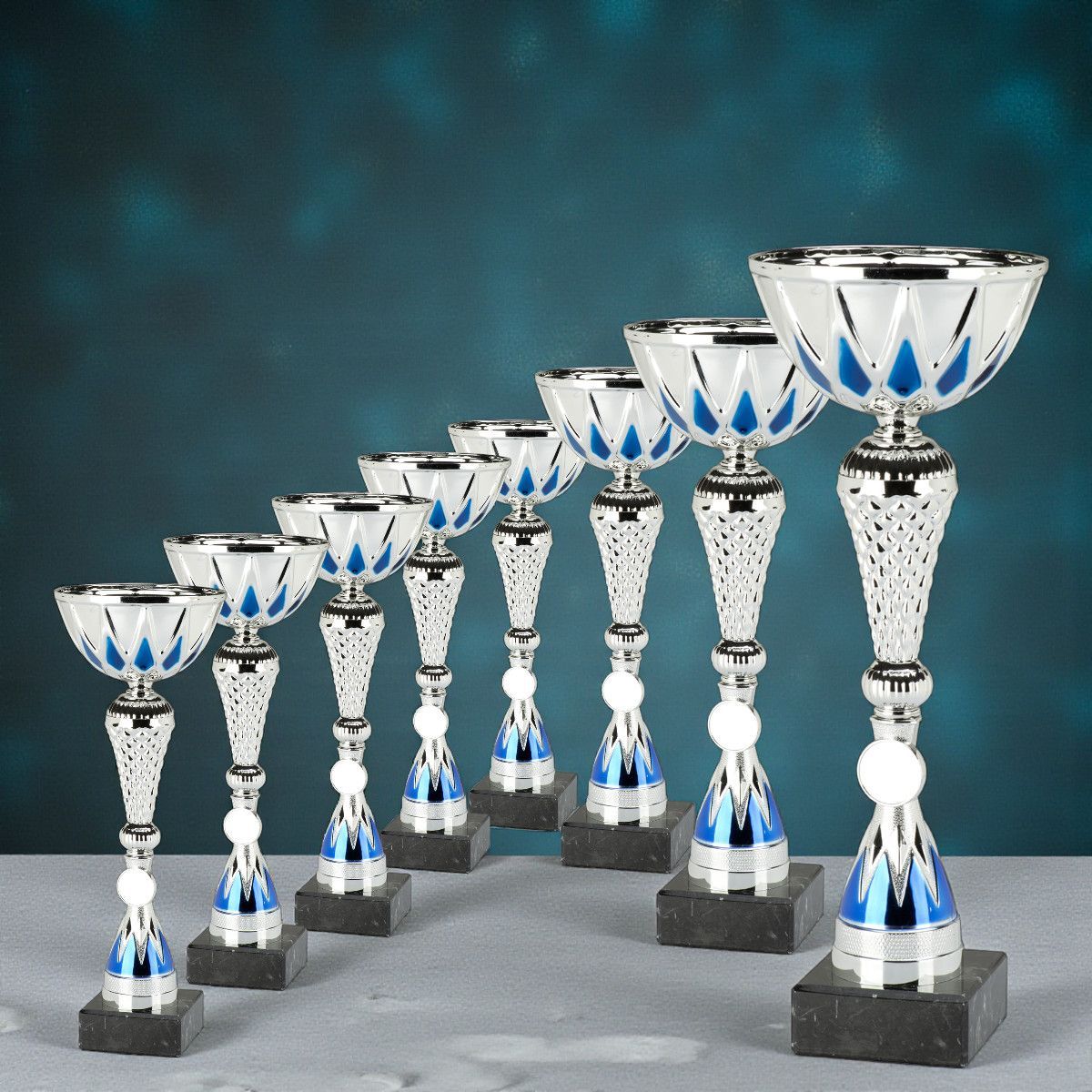 Pokal Pokal-Set Valor mit silberfarbenen Pokalen mit blau-weißen Dekorelementen, strukturierter Kelchform und schwarzen Sockeln