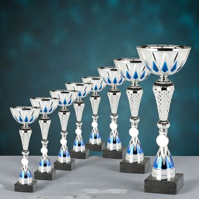 Pokal Pokal-Set Valor mit silberfarbenen Pokalen mit blau-weißen Dekorelementen, strukturierter Kelchform und schwarzen Sockeln