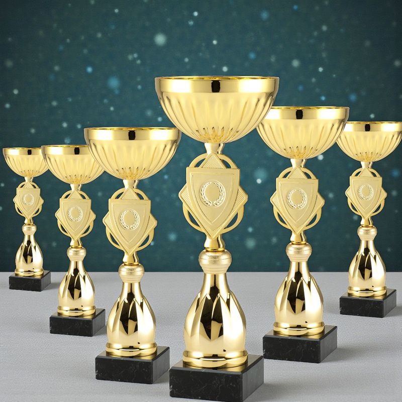 Pokalserie Lumino Cup mit sechs Pokalen in unterschiedlichen Höhen, gerippte Schale, Mittelteil mit Emblemträger, schlanke Sä