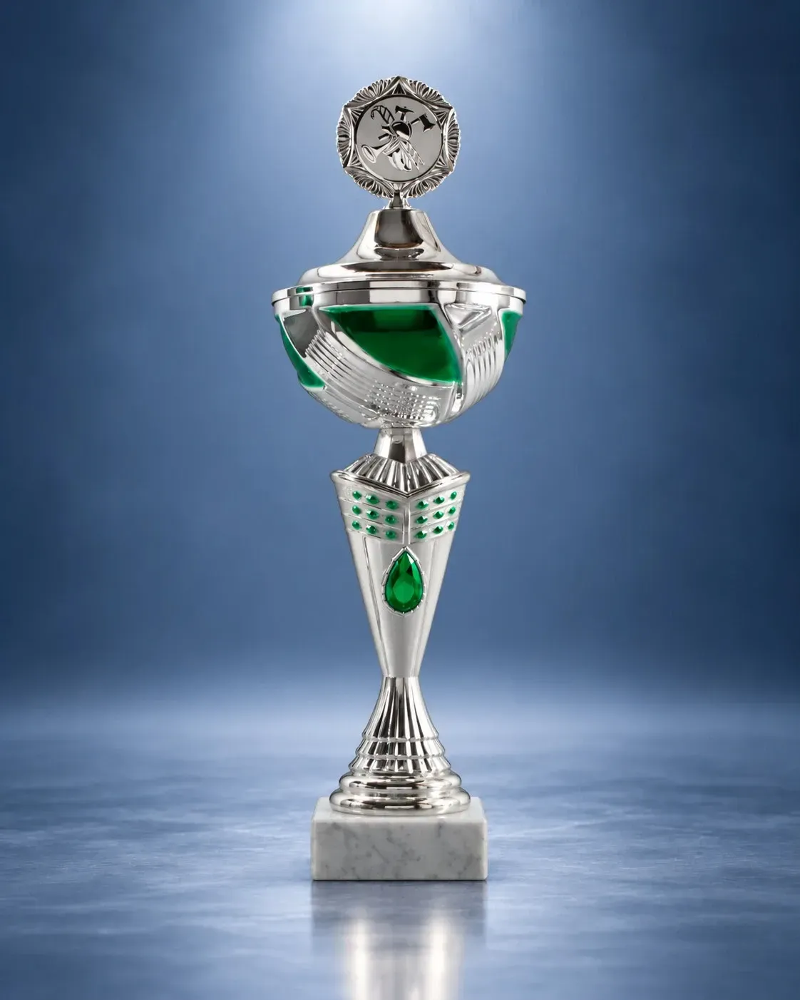 Deckelpokal Pokal-Set Vigaun mit silberfarbenen Pokalen und grünen Akzenten, abgestufte Höhen auf hellen Sockel…