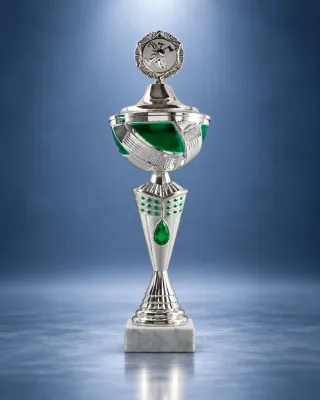 Pokal-Set Vigaun mit silberfarbenen Pokalen und grünen Akzenten, abgestufte Höhen auf hellen Sockel…