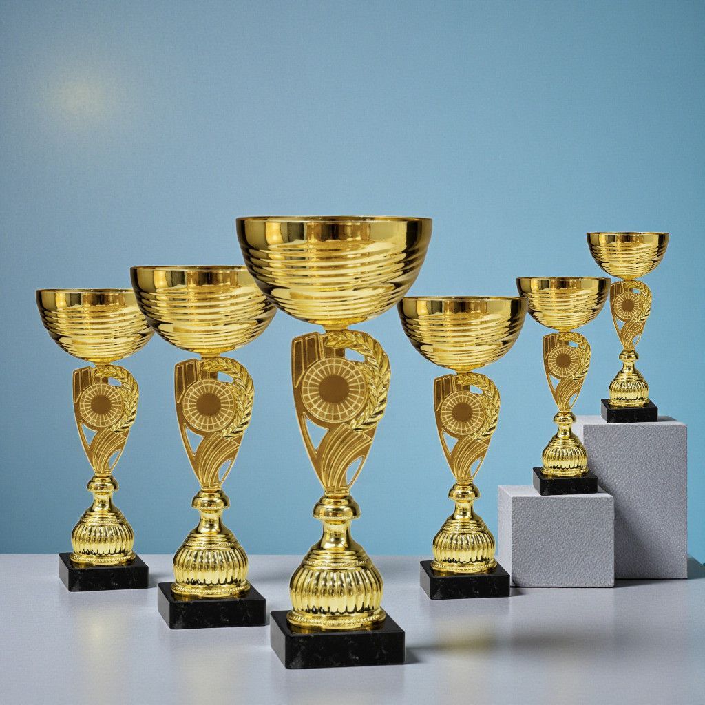 Poka Pokal-Set ULLA mit sechs goldfarbenen Pokalen in abgestuften Höhen auf schwarzen Sockeln, dekorativ…