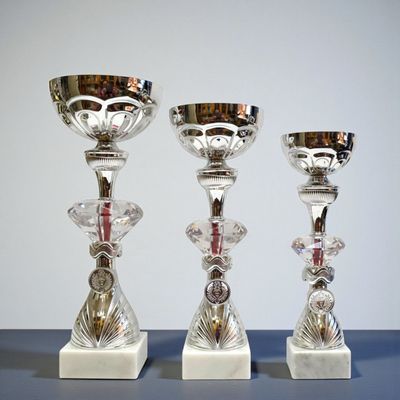 Pokal Set Pokalset Sommer mit silberfarbenem Kelch, Acrylglasknopf rund und weißem Marmorsockel, dreiteiliges Set