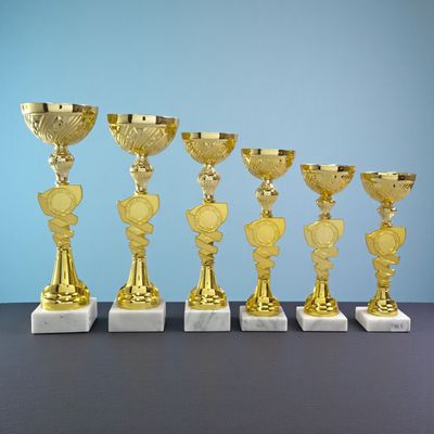 Pokal Set Pokal Alpengold mit goldfarbenem Kelch, klassischem Mittelteil und weißem Marmorsockel, sechsteilige Pokalserie