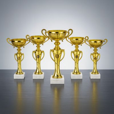 Henkelpokal Carme mit goldfarbenem Kelch, seitlichen Henkeln, klassischem Mittelteil und weißem Marmorsockel, fünfteiliges Po