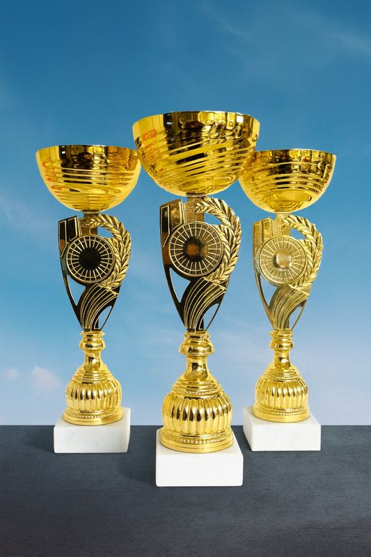 Pokal Bluntau mit goldfarbenem Kelch, dekorativem Mittelteil und weißem Carrara-Marmorsockel, dreiteiliges Pokal-Set