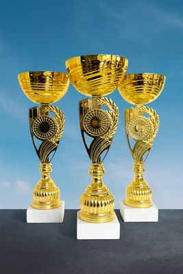 Pokal Bluntau mit goldfarbenem Kelch, dekorativem Mittelteil und weißem Carrara-Marmorsockel, dreiteiliges Pokal-Set