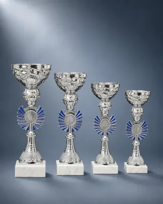 Pokal Set Vier Pokale der Serie Ebensee mit silbernem Kelch, blau-silbernem Emblemträger und weißem Marmorsockel