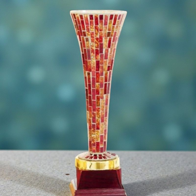 Hohe Glas-Trophäe im Muranostyle mit rot-goldenem Mosaikglas, schlanker Form und dunklem Holzsockel