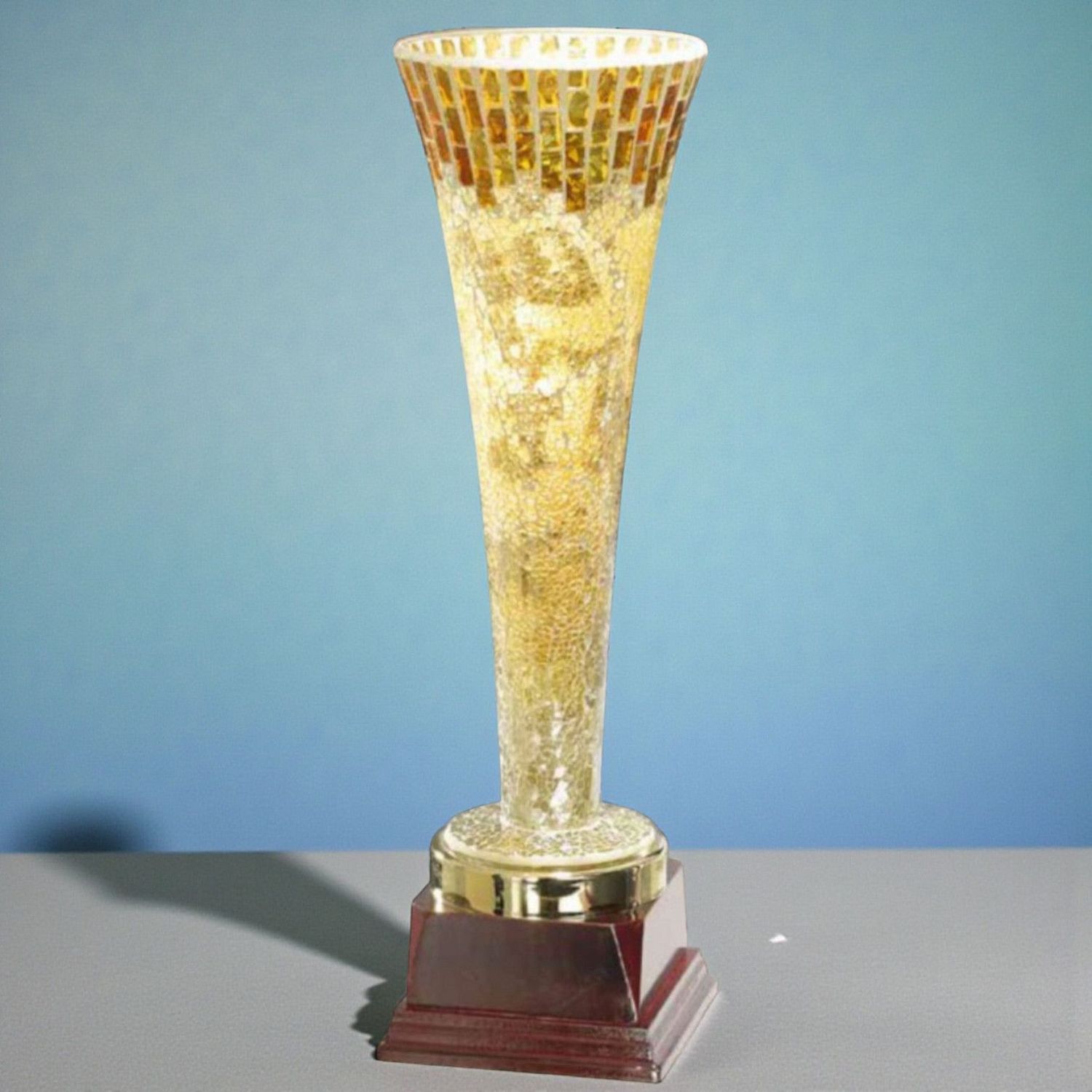 Glaspokal Hohe Glas-Trophäe im Muranostyle mit goldfarbenem Mosaikglas, schlanker Form und dunklem Holzsockel