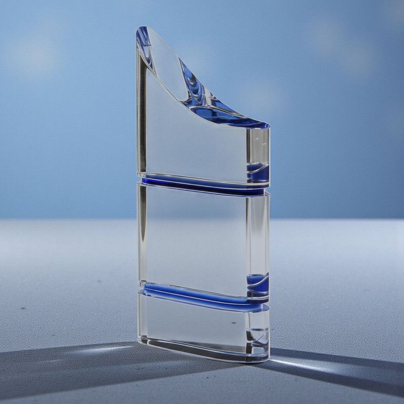 Kristallglastrophäe Horizon Blue aus Vollglas mit klarer Form und dezent blau eingefärbten Glaselementen