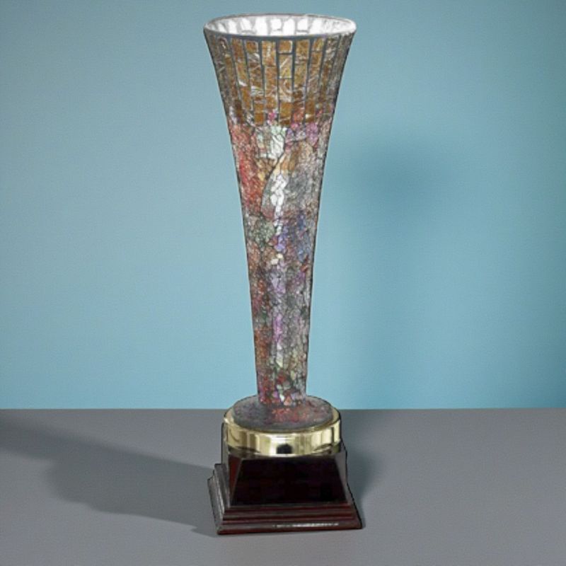 Glastrophäe im Muranostyle mit farbigem Glasdesign, schlanker Kelchform und massivem Sockel