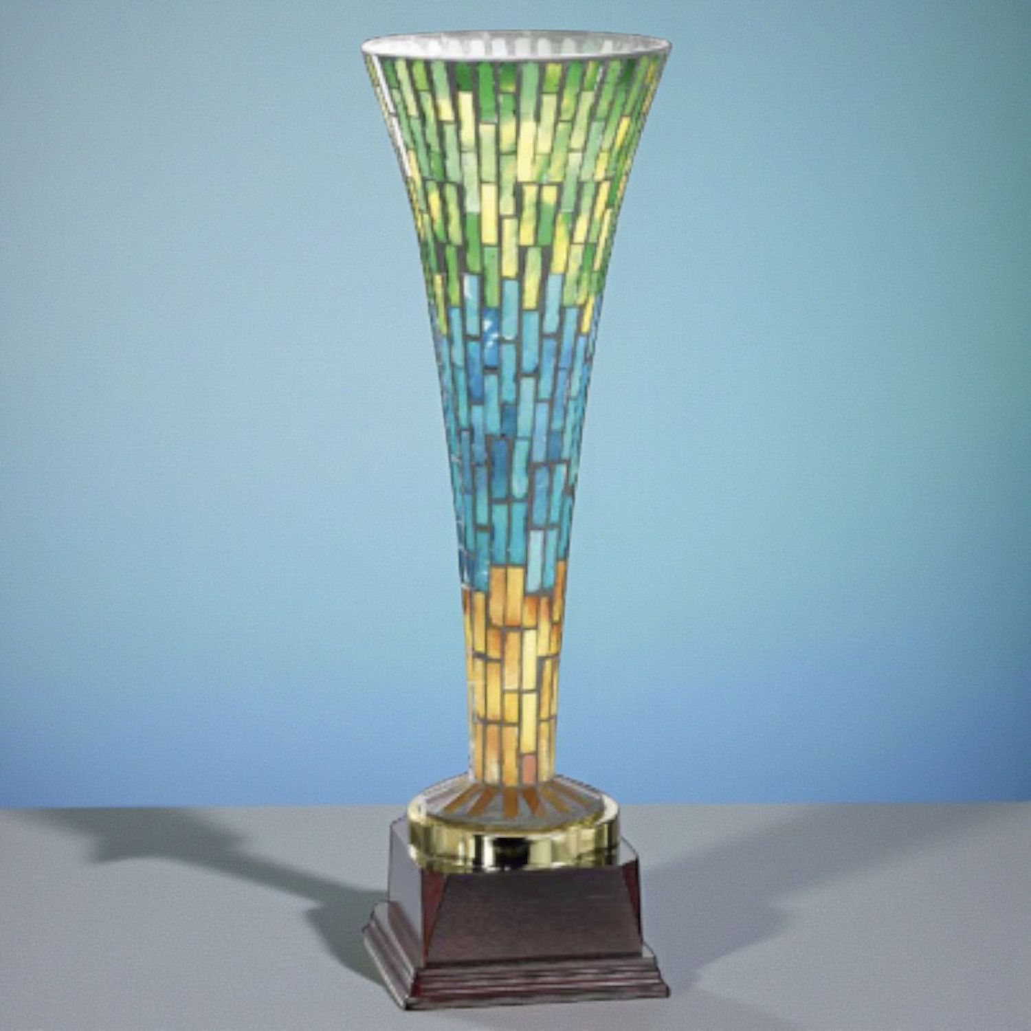 Glastrophäe im Muranostyle mit farbigem Mosaikglas, schlanker Kelchform und massivem Sockel