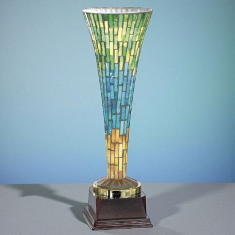 Glastrophäe im Muranostyle mit farbigem Mosaikglas, schlanker Kelchform und massivem Sockel