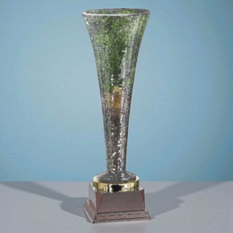 Glastrophäe im Muranostyle mit grünlich strukturierter Glasoptik, schlanker Kelchform und massivem Sockel