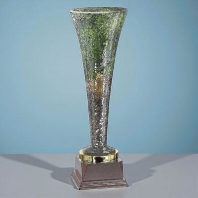 Glastrophäe im Muranostyle mit grünlich strukturierter Glasoptik, schlanker Kelchform und massivem Sockel