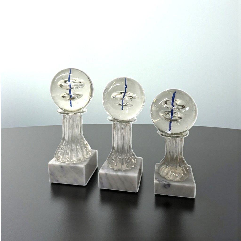 Glas-Traumkugeltrophäe Briana mit klarer Glaskugel, blauer Glaseinlage und weißem Marmorsockel