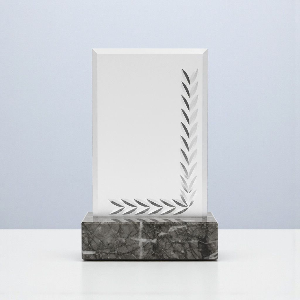 Ehrentafel mit Aluminiumplatte auf schwarzem Marmorsockel und dekorativem Blattschliff