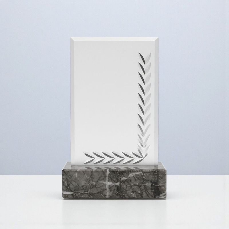 Ehrentafel mit Aluminiumplatte auf schwarzem Marmorsockel und dekorativem Blattschliff