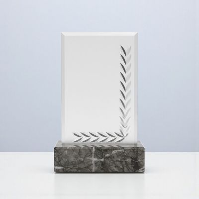 Ehrentafel mit Aluminiumplatte auf schwarzem Marmorsockel und dekorativem Blattschliff