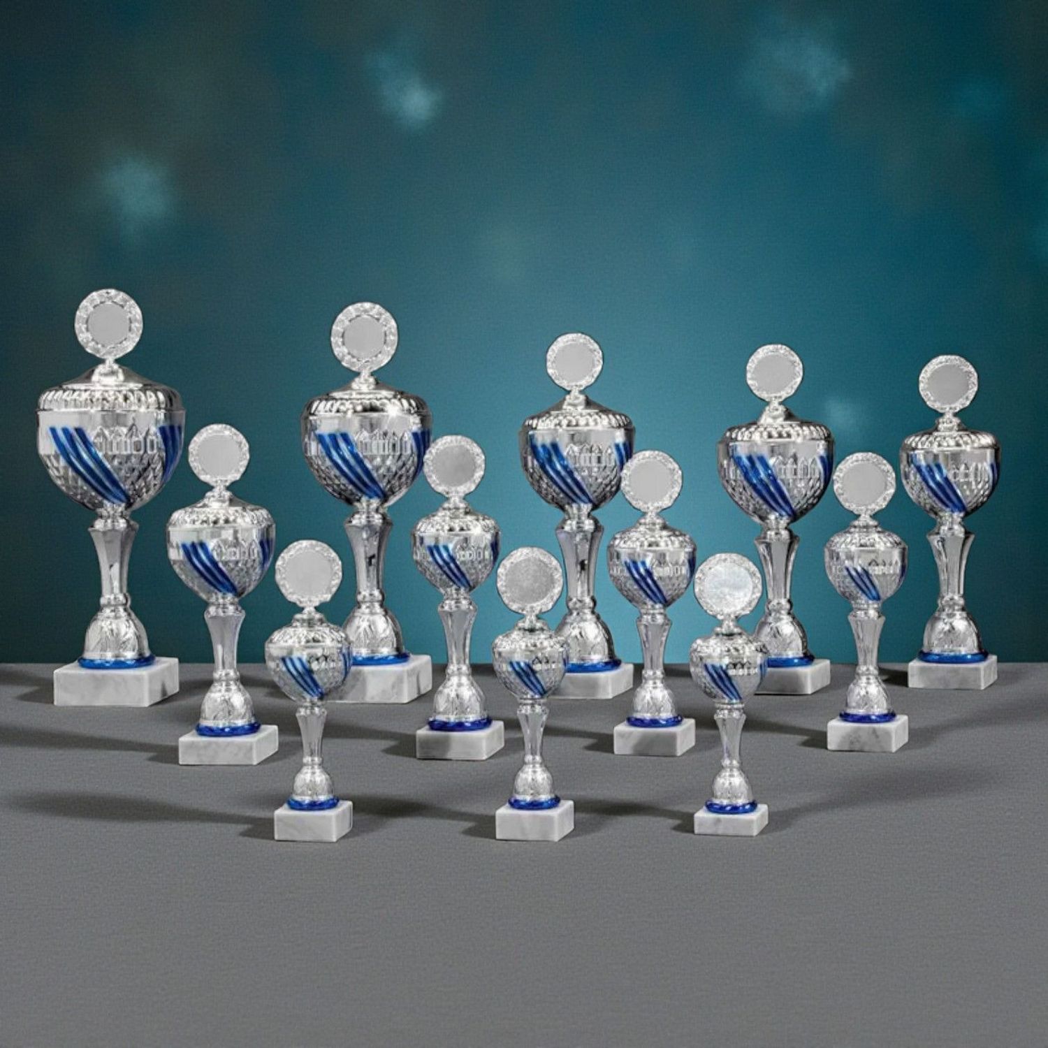 Pokal Pokal Daydream, 12er-Serie, klassischer Pokal mit Deckel, blauen Akzenten, Marmorsockel