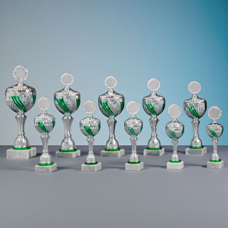 Pokal Ronja Serie mit silbernem Kelch, grünen Akzenten, Marmorsockel und Emblemhalter in zehn Höhen