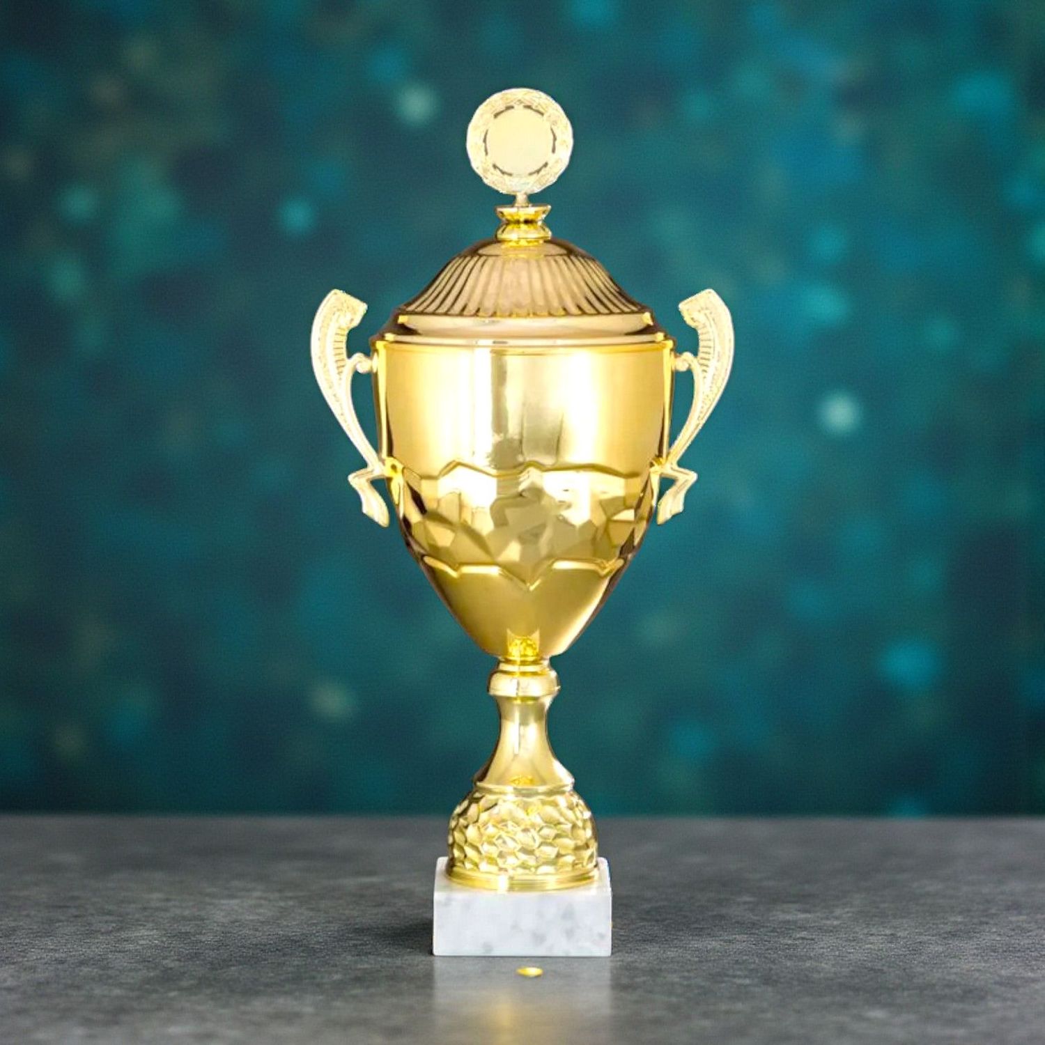 Henkelpokal Kayleen Serie in Goldoptik mit strukturiertem Kelch, hellem Sockel und Emblemhalter, 8er Serie