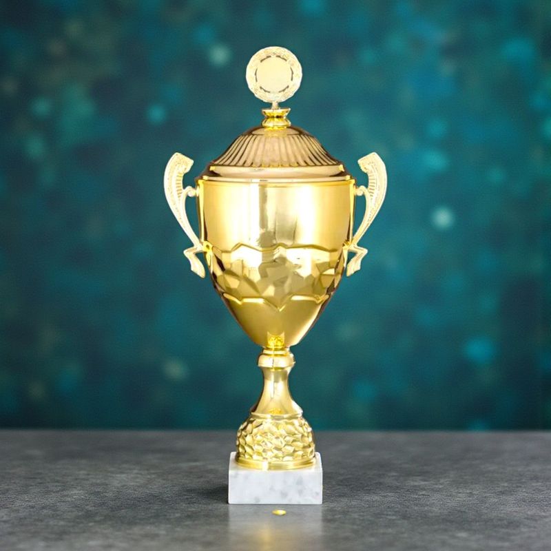 Henkelpokal Kayleen Serie in Goldoptik mit strukturiertem Kelch, hellem Sockel und Emblemhalter, 8er Serie