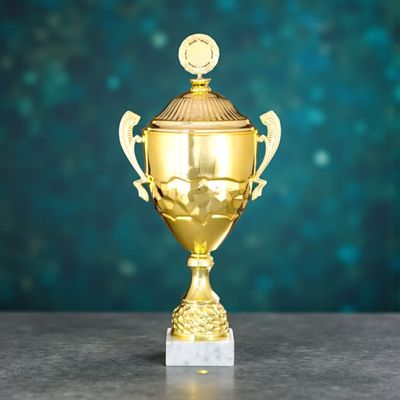 Henkelpokal Henkelpokal Kayleen Serie in Goldoptik mit strukturiertem Kelch, hellem Sockel und Emblemhalter, 8er Serie