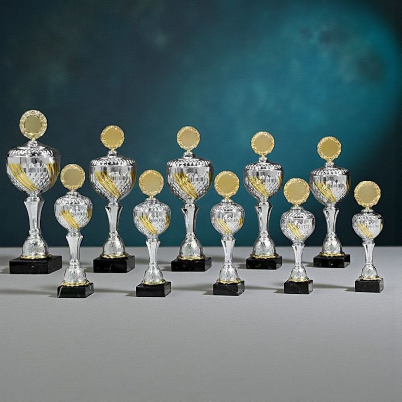 Pokal Blanca Serie mit silbernem Kelch, goldfarbenen Akzenten, schwarzem Marmorsockel und Emblemhalter