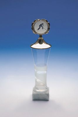 Glaspokal „Ipswich“ mit klarem Glaskorpus, Deckel und Kranz auf Marmorsockel, klassisches Design.