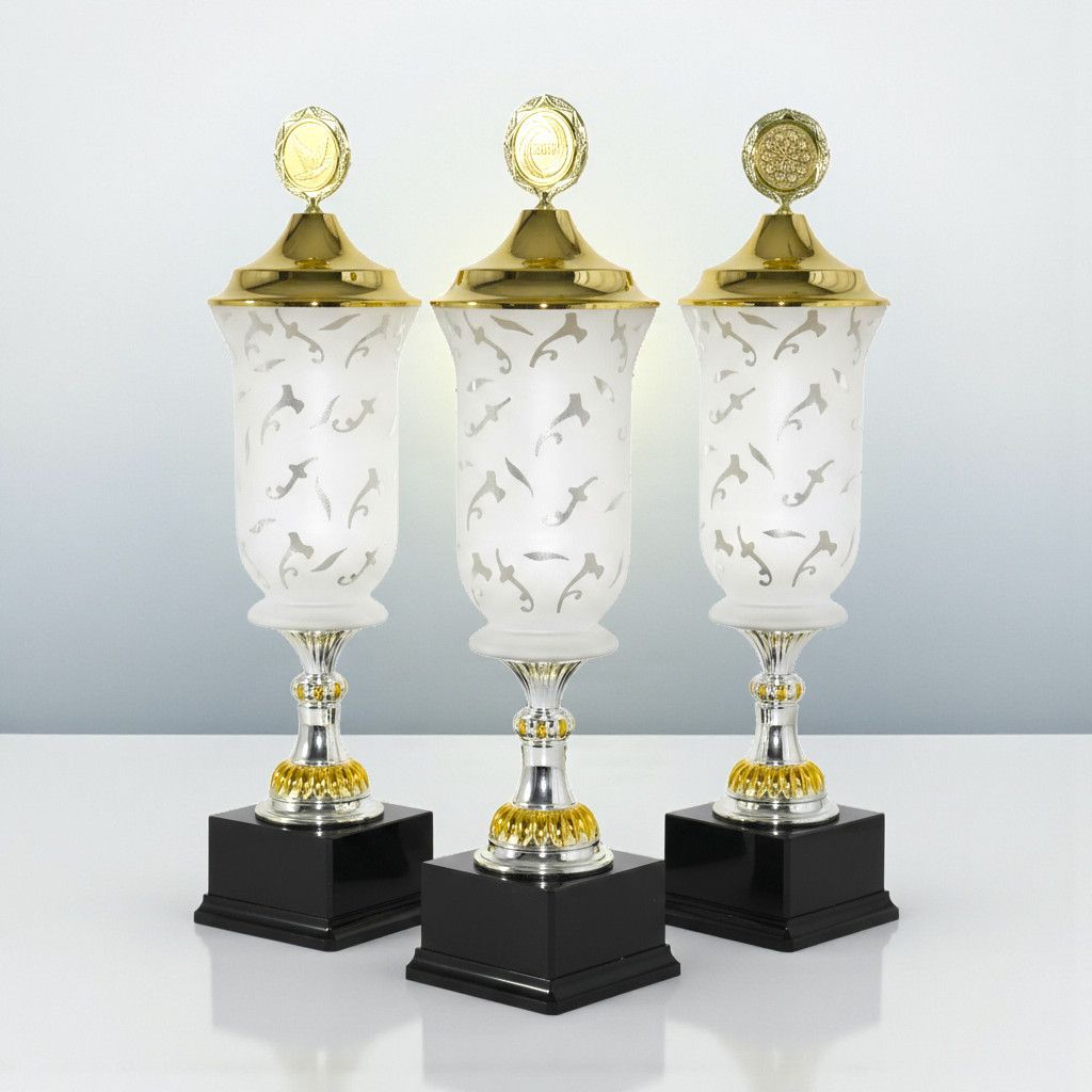 Glaspokal Glaspokal „Achensee“ mit satiniertem Glas, goldfarbenem Deckel und Emblemträger auf schwarzem Marmorsockel.