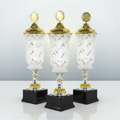 Glaspokal Glaspokal „Achensee“ mit satiniertem Glas, goldfarbenem Deckel und Emblemträger auf schwarzem Marmorsockel.