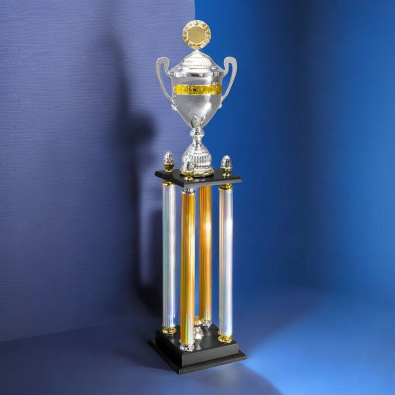 XXL Säulenpokal Frank mit silbernem Kelch, goldfarbenen Akzenten, transparenten Säulen und Holzsockel