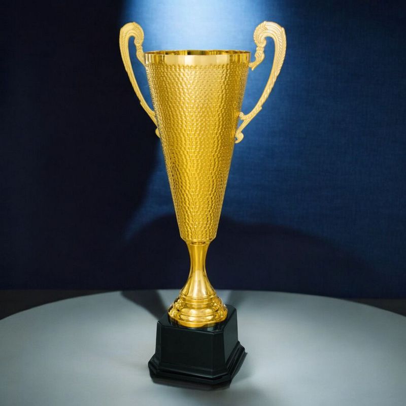 XXL Henkelpokal Christin in Goldoptik mit gehämmerter Kelchstruktur, schwarzem Kunststoffsockel 