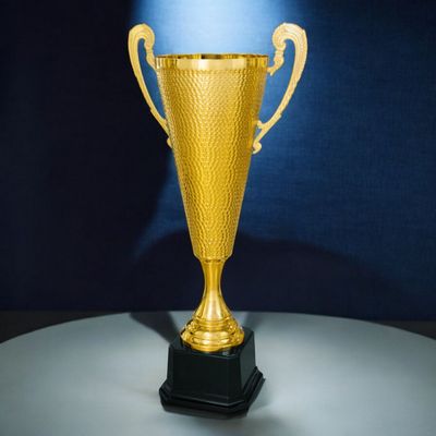 XXL Henkelpokal Christin in Goldoptik mit gehämmerter Kelchstruktur, schwarzem Kunststoffsockel 