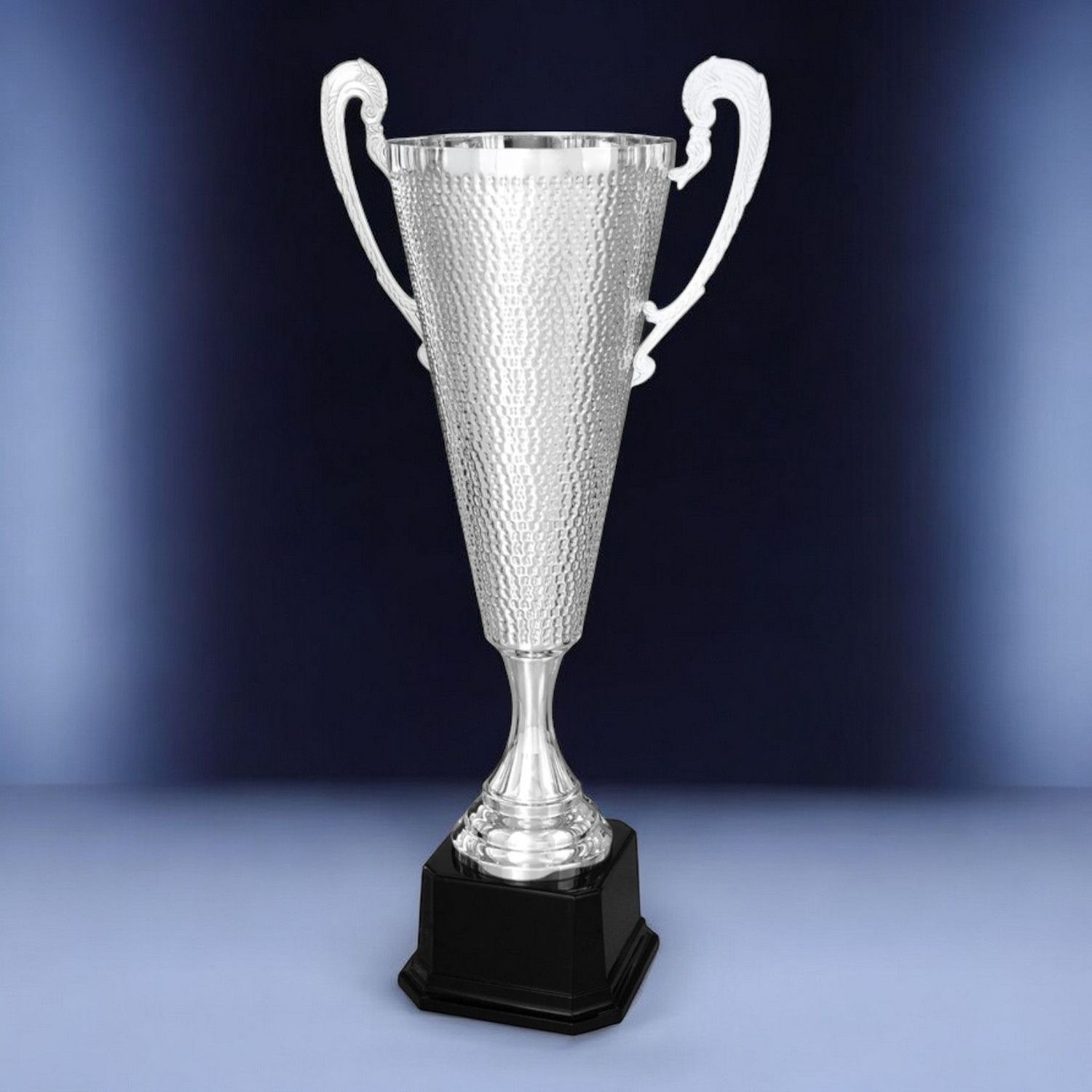 XXL Henkelpokal Noah in Silberoptik mit gehämmerter Kelchstruktur und schwarzem Kunststoffsockel