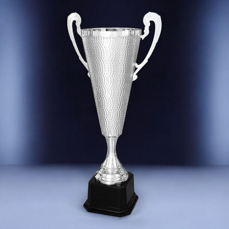 XXL Henkelpokal Noah in Silberoptik mit gehämmerter Kelchstruktur und schwarzem Kunststoffsockel