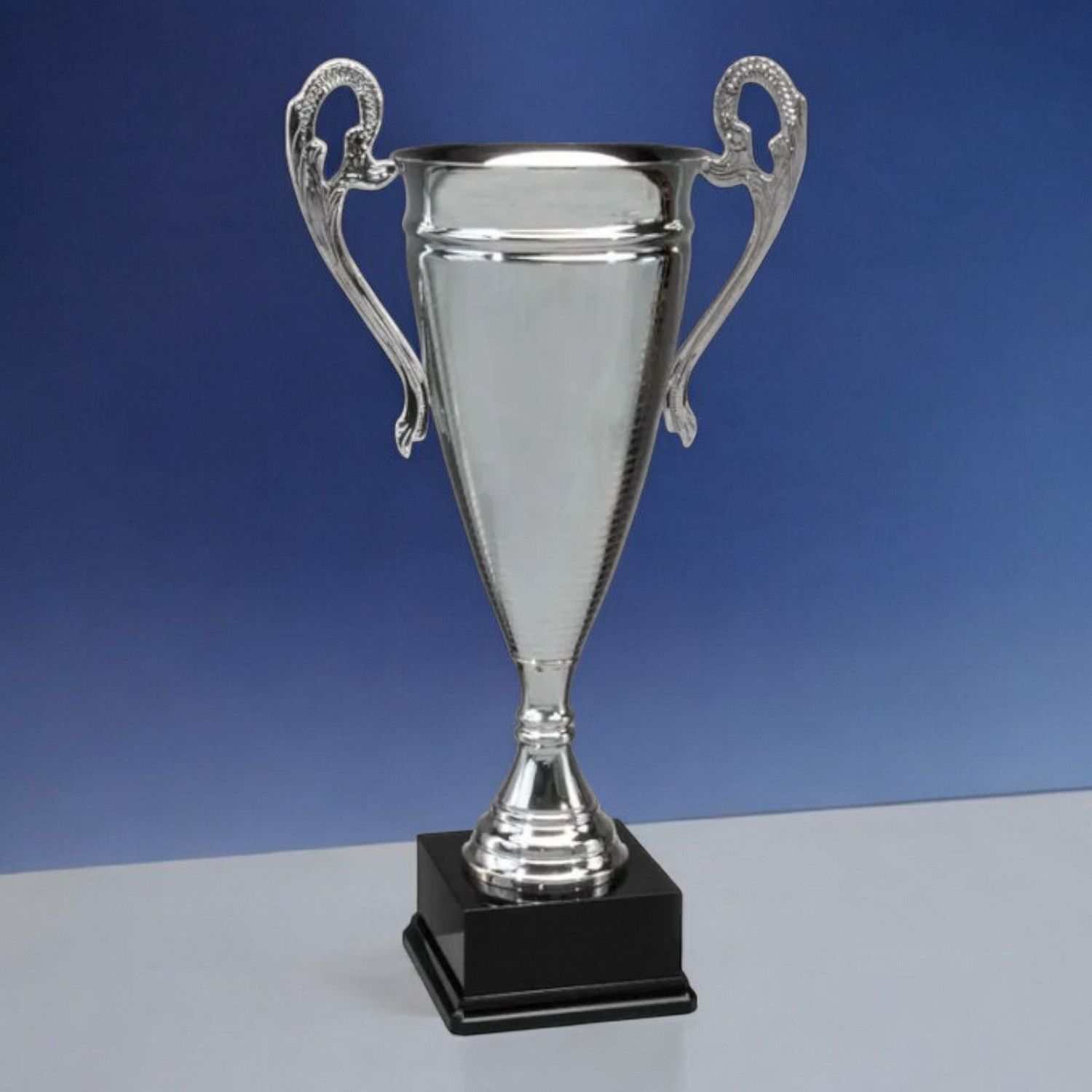 XXL Henkelpokal Ludwig in Silberoptik mit schlankem Kelch, verzierten Henkeln und schwarzem Kunststoffsockel