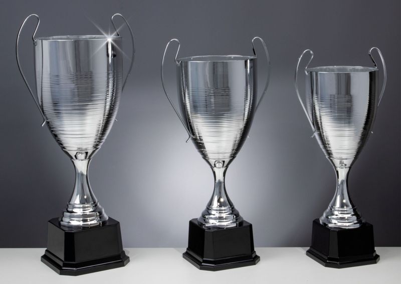 Henkelcup Jutta in Silberoptik mit schlankem Kelch, feinen Henkeln und schwarzem Kunststoffsockel