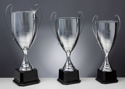 Henkelcup Jutta in Silberoptik mit schlankem Kelch, feinen Henkeln und schwarzem Kunststoffsockel