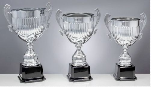 Großer Henkelpokal Vivian in Silberoptik mit strukturiertem Kelch, kräftigen Henkeln und schwarzem Kunststoffsockel