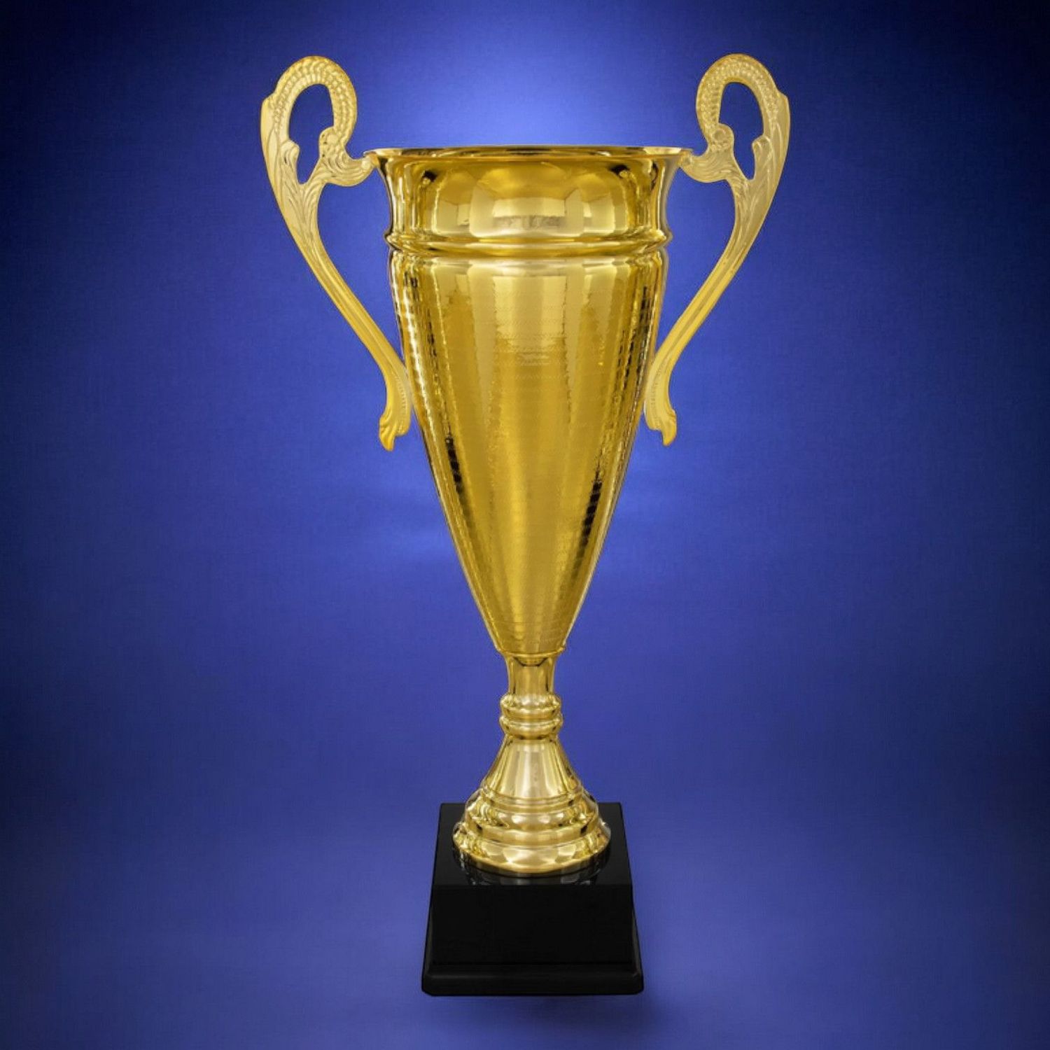 Pokal XXL Henkelpokal Yuliya in Goldoptik mit schlankem Kelch, verzierten Henkeln und schwarzem Kunststoffsockel