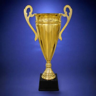 XXL Henkelpokal Yuliya in Goldoptik mit schlankem Kelch, verzierten Henkeln und schwarzem Kunststoffsockel