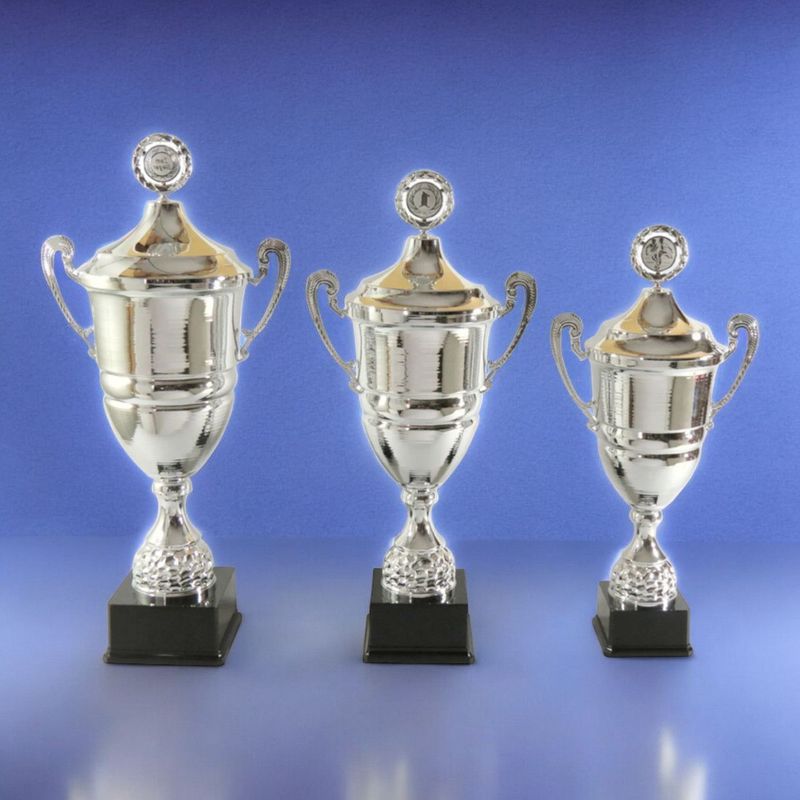 Wanderpokal-Serie „Champion“ in Silberoptik mit Deckel und Kranz, drei Größen auf schwarzem Kunststoffsockel